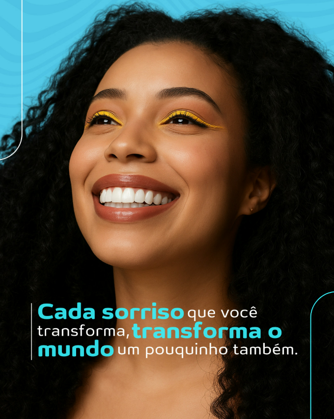 Mulher sorrindo com alinhador Digital Aligner